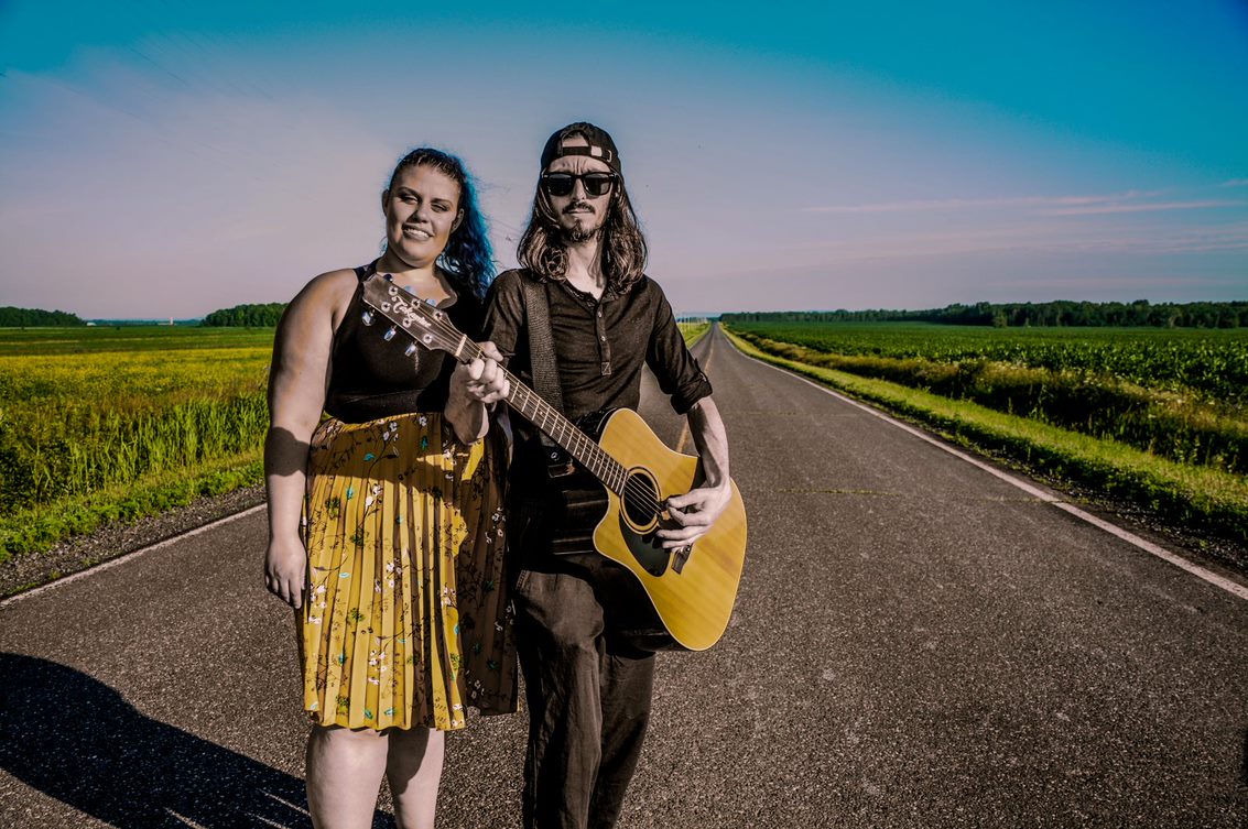 Galerie musicien duo Geny et Matt camapgne route guitare shooting
